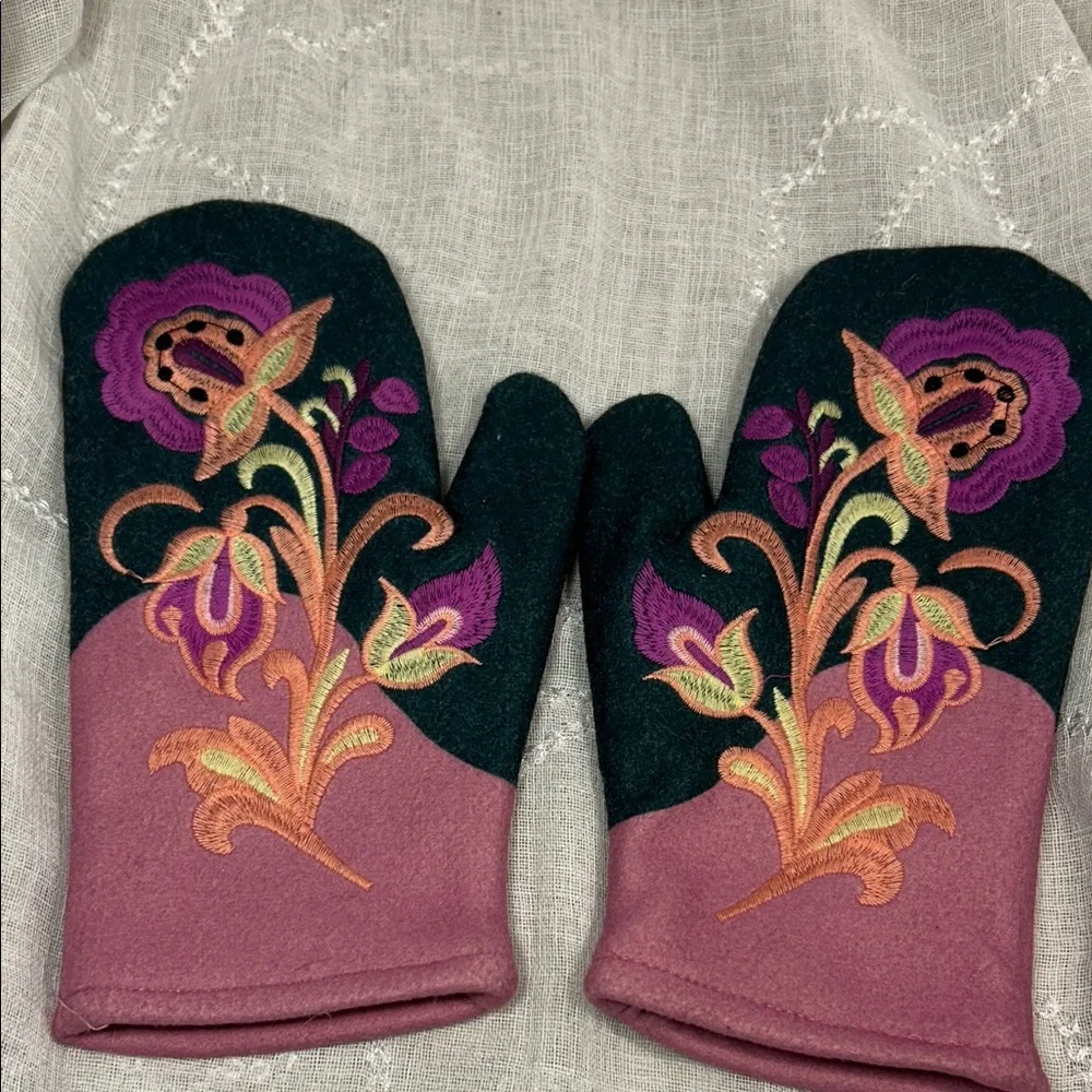 NWOT Handmade embroidered mittens
